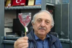 10 yıldır her Ramazan’da iftarlık olarak horoz şekeri dağıtıyor