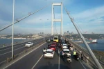 15 Temmuz Şehitler Köprüsü’nde 09.05’te vatandaşlar araçlarından inerek saygı duruşunda bulundu