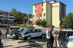2 otomobil kafa kafaya çarpıştı
