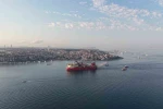 215 metrelik boru döşeme gemisinin geçişi sebebiyle boğaz hattı çift yönlü trafiğe kapatıldı