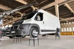 2,5 tonluk minibüsü sandalyenin üzerinde taşıdı