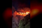 3 katlı binanın üst katı alev alev yandı