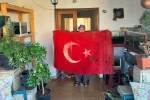 36 yıllık vefa: Gözü gibi koruduğu Türk bayrağını uzman ellere teslim etti