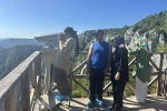 450 metrede adrenalin ve görsel şölen bir arada: Cam teras ziyaretçi akınına uğruyor