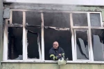5 katlı apartmanda yangın paniği: 8 kişi itfaiye ekiplerince kurtarıldı 