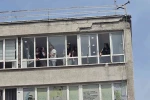8 katlı iş hanından düşen sıva parçaları 2 kişiyi yaraladı