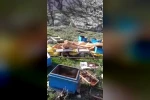 Aç kalan ayı kovanları parçaladı, kaçarken görüntülendi