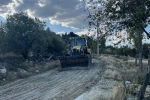 Acıpayam Belediyesinin düzeltmediği yolu vatandaşlar kendi imkânlarıyla düzelti