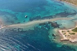 Adadan, adaya denizin içinden yürüyerek geçiyorlar