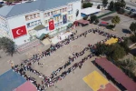 Adana’da ara tatile giren öğrenciler okul bahçesinde bayramlaştı