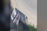 Adana’da köprüye NATO protestosu için pankart asan şahıs gözaltına alındı