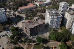 Adana’da yaklaşık 33 yıl önce inşaatına başlanan 11 katlı bina, damına iş makinesi çıkartılarak yıkılıyor