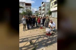 Adana’nın köstebek yuvasına dönen yollarına çiçek diktiler