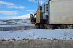 Adilcevaz’da karpuz yüklü tır kaza yaptı: 1 yaralı