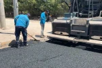 Adıyaman’da 170 derecelik asfaltın seriminde işçilerin zorlu mesaisi