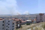 Afyonkarahisar’da otluk alanda çıkan yangına havadan ve karadan müdahale sürüyor