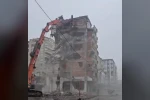 Ağır hasarlı bina tek dokunuşla yerle bir oldu
