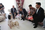 Ağrı Valisi Bozkurt, evde eğitim gören öğrencinin karne sevincine ortak oldu