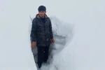 Ağrı’da Nisan ayında etkili olan kar kalınlığı insan boyunu aştı