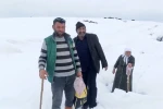 Ağrı’da Nisan karı köy yollarını kapattı