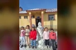Ağrı’da öğrenciler yılın ilk kardan adamını yaptı