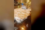 Ahlat’ta dolu yağışı cadde ve sokakları beyaza bürüdü