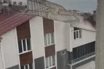 Ahlat’ta fırtına çatıları uçurdu