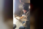 Ahlat’ta tilki ile işçilerin dostluğu gülümsetiyor