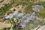 Ahşap evden ormanlık alana sıçrayan yangın kontrol altına alındı