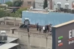 Ailesini rehin alıp bıçak çekti, özel harekat polisi bacağından vurdu