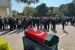 Akademisyen Doğan Yavaş, fakültesi önünden dualarla uğurlandı 