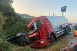 Akaryakıt tankeri ile minibüs çarpıştı: 4 yaralı