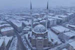 Akdağmadeni Belediyesi ekipleri karla mücadele için sahada