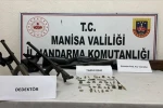 Akhisar’da tarihi eser ve ruhsatsız silah ele geçirildi