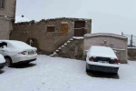 Aksaray’ın Güzelyurt ilçesi, çiçek açmış meyve ağaçları ve yağan karla ilçe beyaza büründü