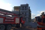 Alacağını tahsil edemediğini iddia eden işçi inşaat iskelesine çıktı