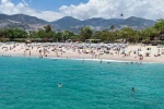 Alanya’da hava sıcaklığı 30 dereceyi gördü, turistler sahile koştu