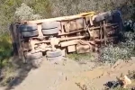 Alanya’da kamyon şarampole devrildi sürücü hayatını kaybetti 