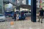 Alanya’da mobilya dükkanını ve minibüsü ateşe veren kadın tutuklandı