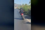 Alanya’da motosiklet üzerinde ayakta ilerleyen sürücünün tehlikeli yolculuğu kamerada