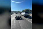 Alanya’da park halindeki otomobile çarpan motosikletteki 2 kişi yaralandı