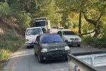 Alaplı’da yola devrilen ağaç, vatandaşlar tarafından kaldırıldı