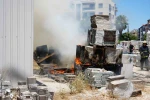 Alev alan malzemeler depoya sıçramadan söndürüldü 
