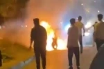 Alev alan motosikleti, kırık ayağıyla koşarak yetişen yardımsever kurtardı