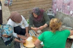 Alev savaşçılarına kadınlardan ‘pişi’ desteği
