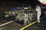Alev topuna dönen otomobillerden geriye demir yığınları kaldı