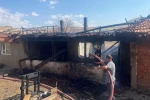 Alevlere teslim olan ev kullanılmaz hale geldi