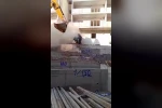 Alevlere teslim olan kepçeye kumlu müdahale