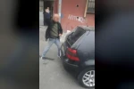 Alkollü şahıs hakaretler yağdırdığı esnafın aracına zarar verdi