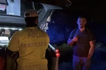 Alkollü sürücü merakına yenik düştü